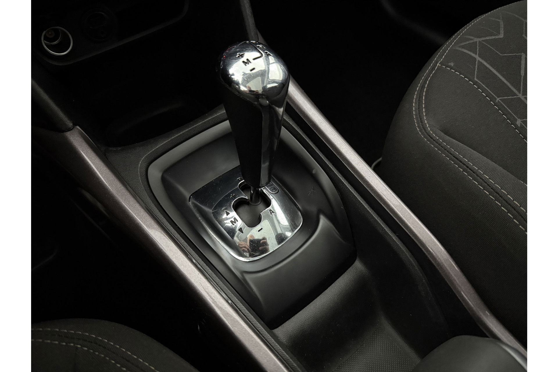 Peugeot 2008 1.2 PureTech Panoramadak | LED | Trekhaak | Airco | Navigatie | Parkeersensoren | 16"LMV