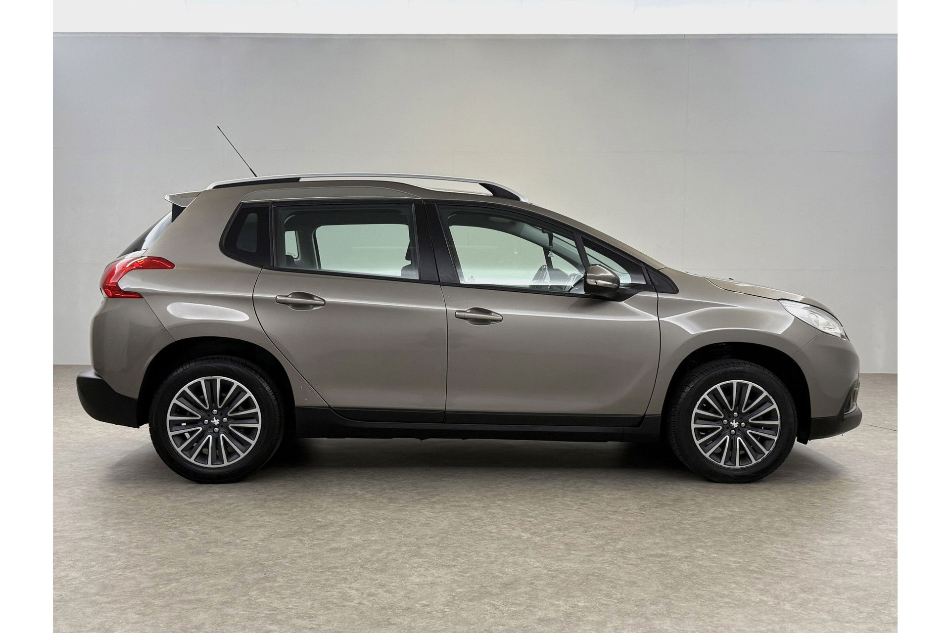 Peugeot 2008 1.2 PureTech Panoramadak | LED | Trekhaak | Airco | Navigatie | Parkeersensoren | 16"LMV