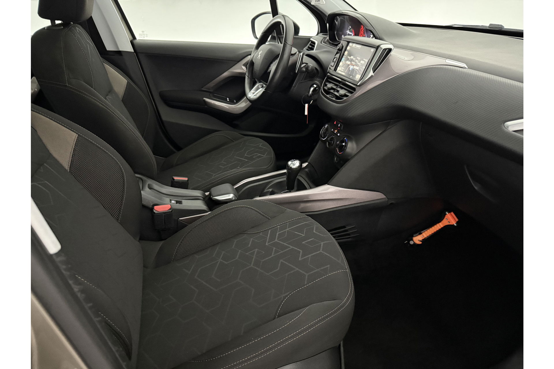 Peugeot 2008 1.2 PureTech Panoramadak | LED | Trekhaak | Airco | Navigatie | Parkeersensoren | 16"LMV