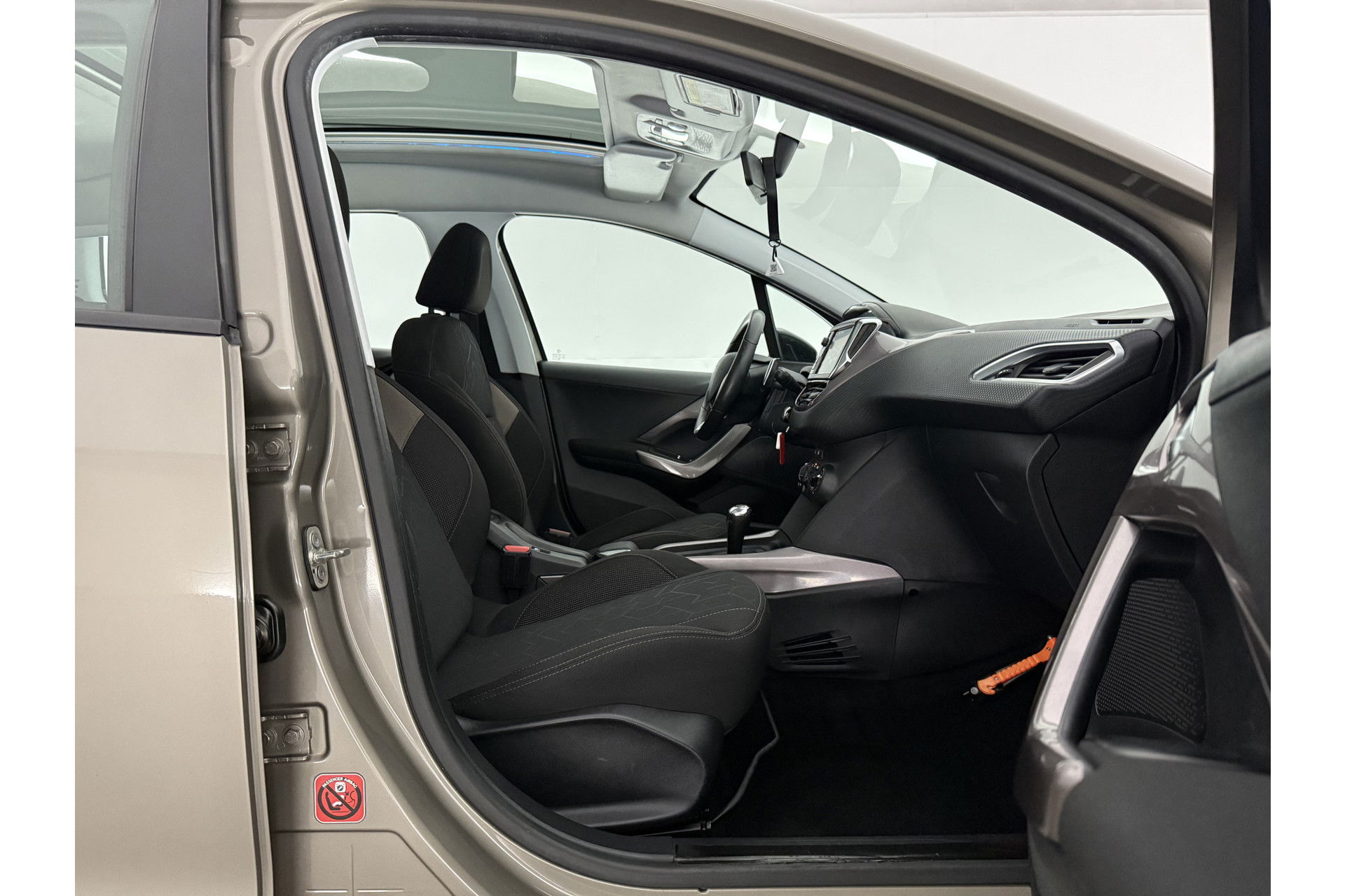 Peugeot 2008 1.2 PureTech Panoramadak | LED | Trekhaak | Airco | Navigatie | Parkeersensoren | 16"LMV