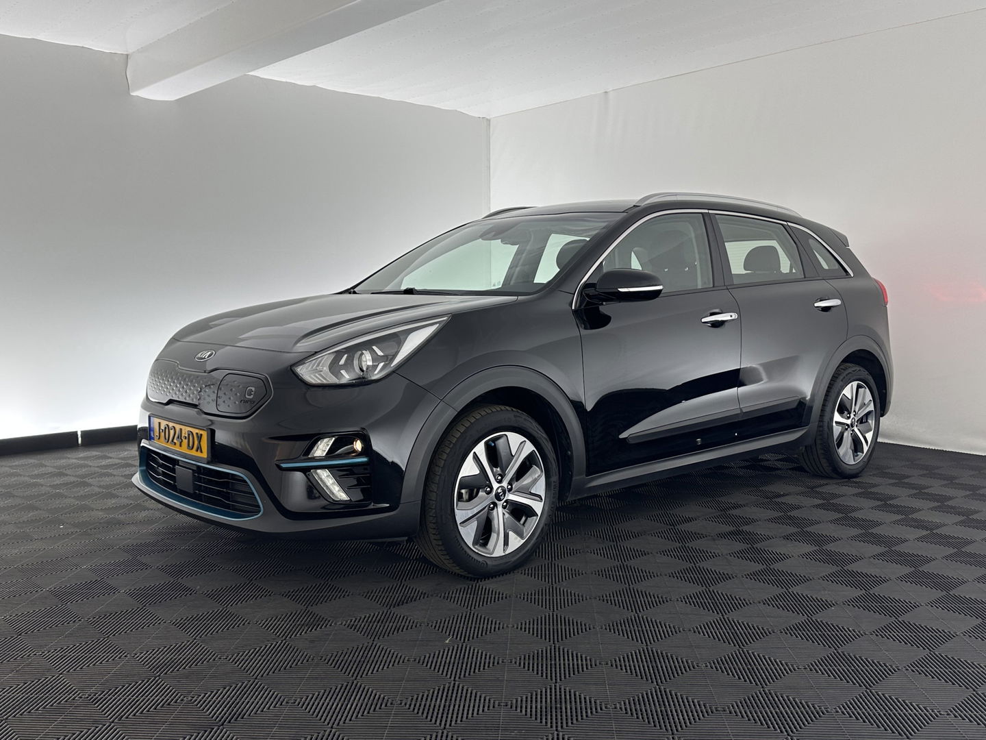 Kia e-Niro DynamicLine 64 kWh [ 3-Fase ] (INCL.BTW)  Aut. *LEATHER-MICROFIBRE | NAVI-FULLMAP | AMBIENT-LIGHT | DAB+ | ADAPTIVE-CRUISE | CAMERA | COMFORT-SEATS | KEYLESS | DIGI-COCKPIT | SHIFT-PADDLES | HEATED-SEATS | CARPLAY | LANE-