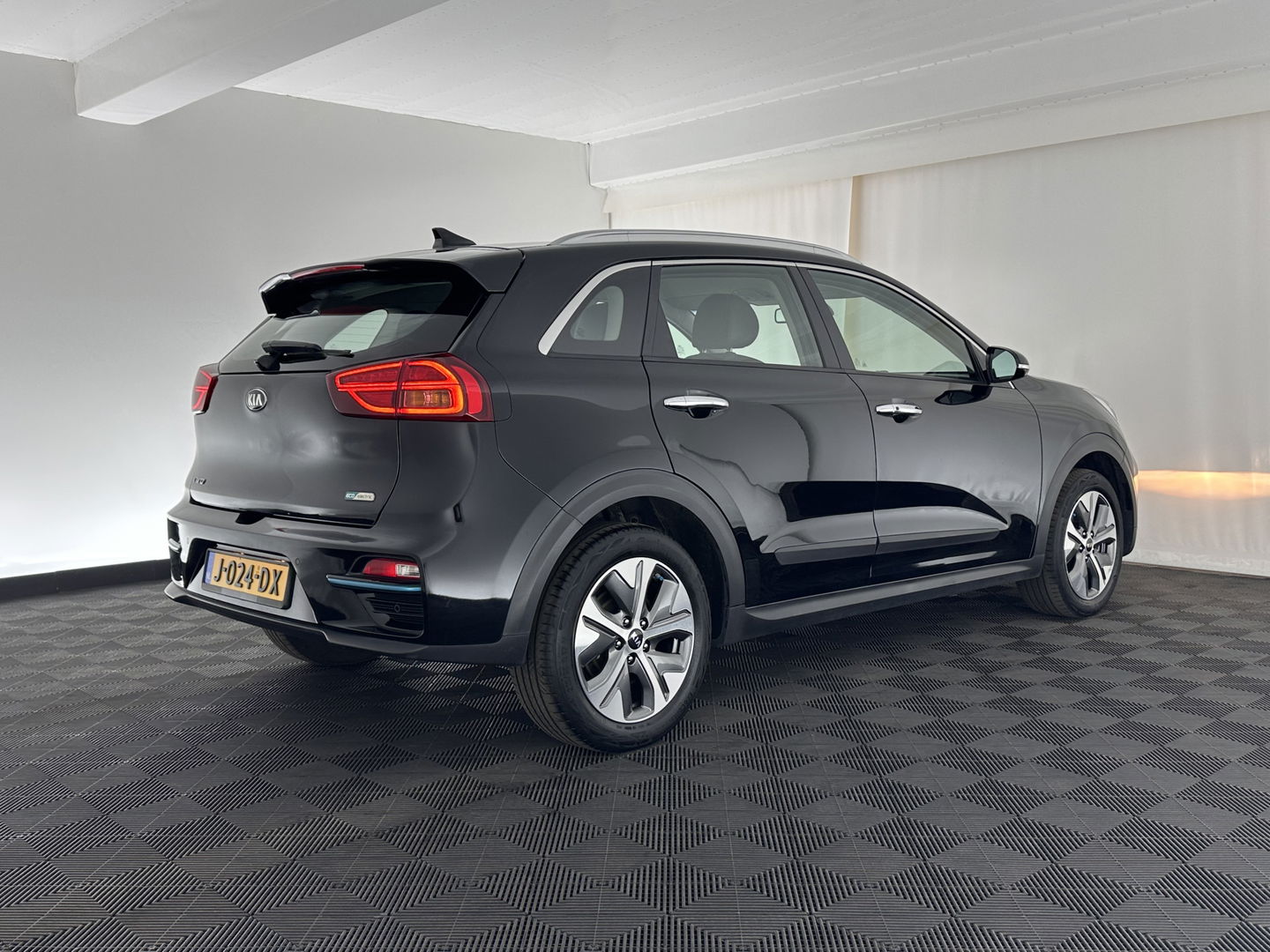 Kia e-Niro DynamicLine 64 kWh [ 3-Fase ] (INCL.BTW)  Aut. *LEATHER-MICROFIBRE | NAVI-FULLMAP | AMBIENT-LIGHT | DAB+ | ADAPTIVE-CRUISE | CAMERA | COMFORT-SEATS | KEYLESS | DIGI-COCKPIT | SHIFT-PADDLES | HEATED-SEATS | CARPLAY | LANE-