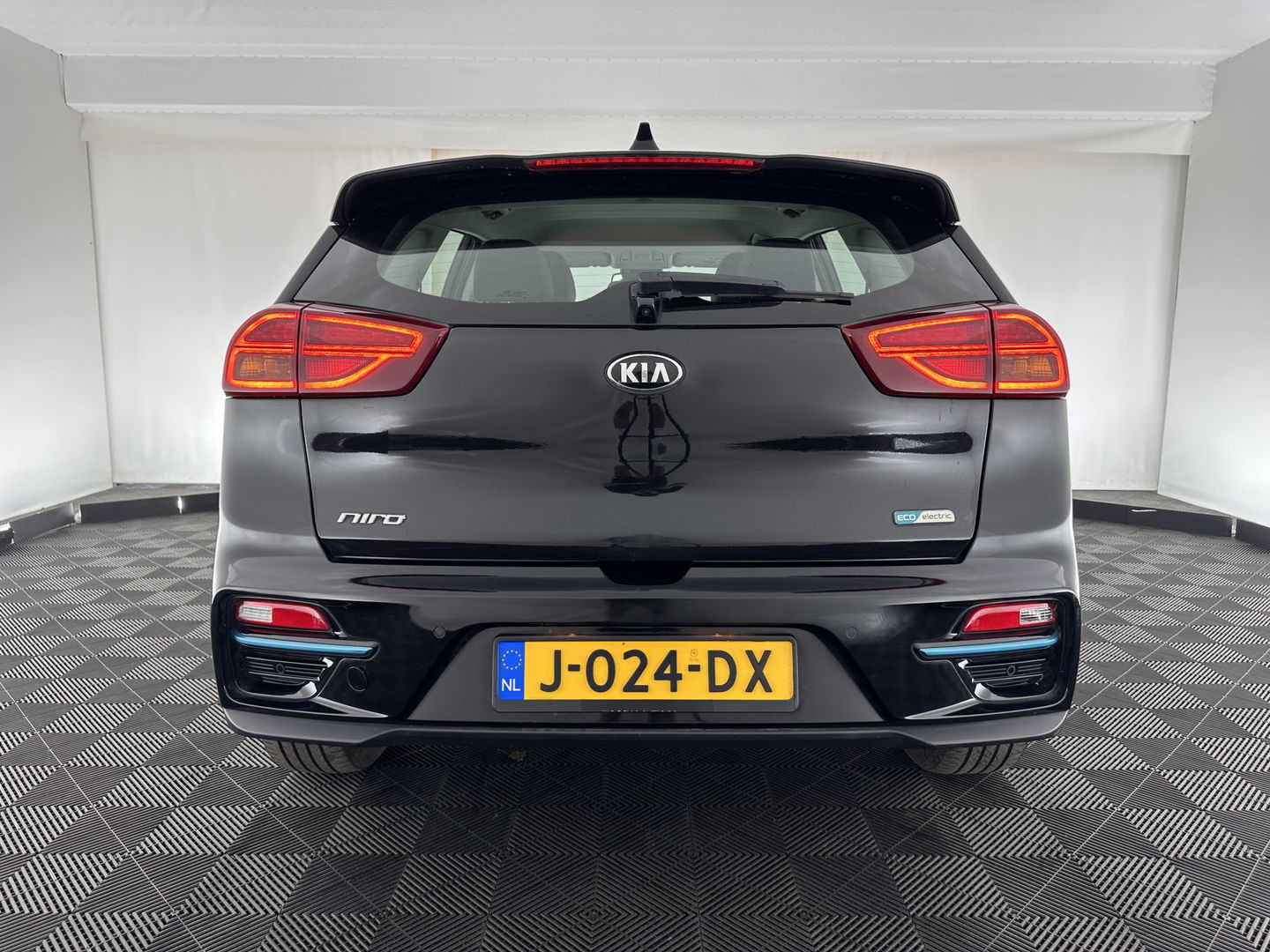 Kia e-Niro DynamicLine 64 kWh [ 3-Fase ] (INCL.BTW)  Aut. *LEATHER-MICROFIBRE | NAVI-FULLMAP | AMBIENT-LIGHT | DAB+ | ADAPTIVE-CRUISE | CAMERA | COMFORT-SEATS | KEYLESS | DIGI-COCKPIT | SHIFT-PADDLES | HEATED-SEATS | CARPLAY | LANE-