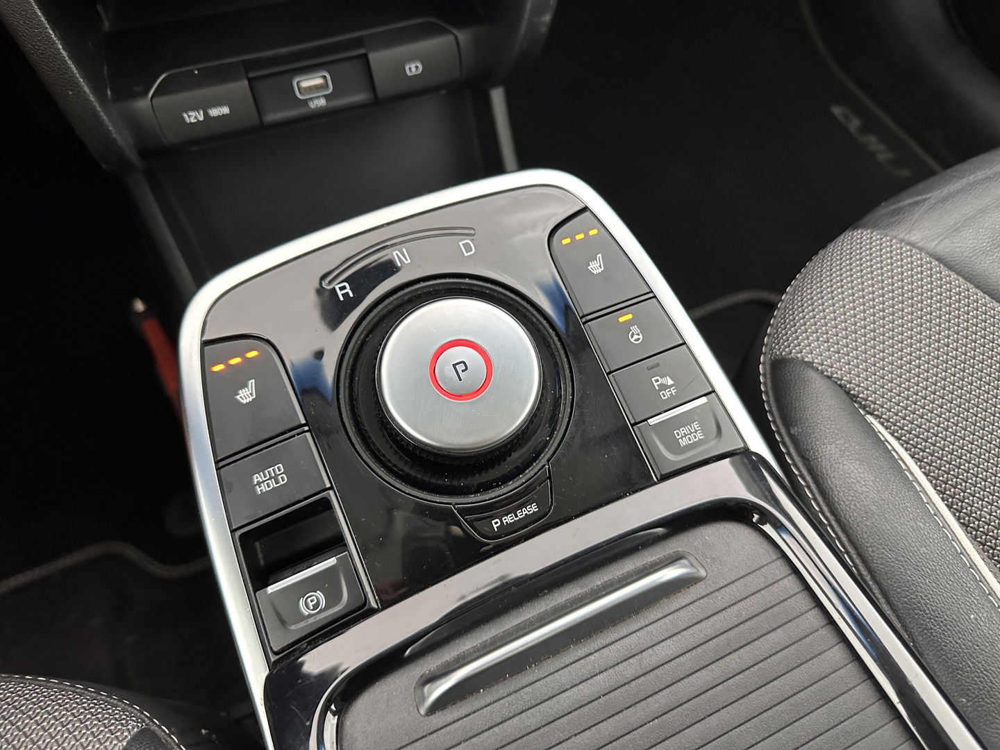 Kia e-Niro DynamicLine 64 kWh [ 3-Fase ] (INCL.BTW)  Aut. *LEATHER-MICROFIBRE | NAVI-FULLMAP | AMBIENT-LIGHT | DAB+ | ADAPTIVE-CRUISE | CAMERA | COMFORT-SEATS | KEYLESS | DIGI-COCKPIT | SHIFT-PADDLES | HEATED-SEATS | CARPLAY | LANE-