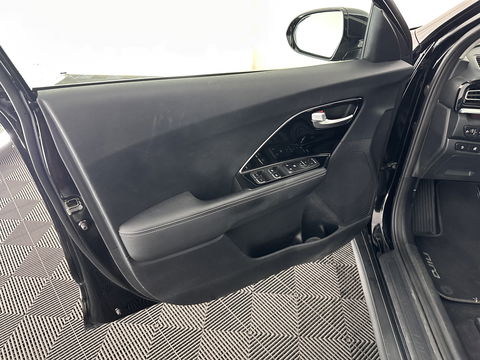 Kia e-Niro DynamicLine 64 kWh [ 3-Fase ] (INCL.BTW)  Aut. *LEATHER-MICROFIBRE | NAVI-FULLMAP | AMBIENT-LIGHT | DAB+ | ADAPTIVE-CRUISE | CAMERA | COMFORT-SEATS | KEYLESS | DIGI-COCKPIT | SHIFT-PADDLES | HEATED-SEATS | CARPLAY | LANE-