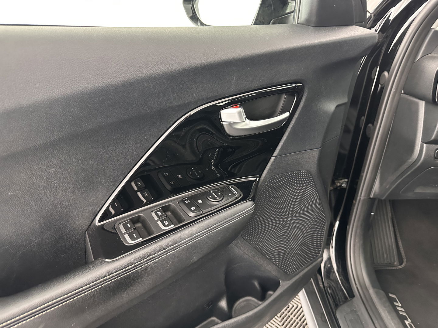 Kia e-Niro DynamicLine 64 kWh [ 3-Fase ] (INCL.BTW)  Aut. *LEATHER-MICROFIBRE | NAVI-FULLMAP | AMBIENT-LIGHT | DAB+ | ADAPTIVE-CRUISE | CAMERA | COMFORT-SEATS | KEYLESS | DIGI-COCKPIT | SHIFT-PADDLES | HEATED-SEATS | CARPLAY | LANE-
