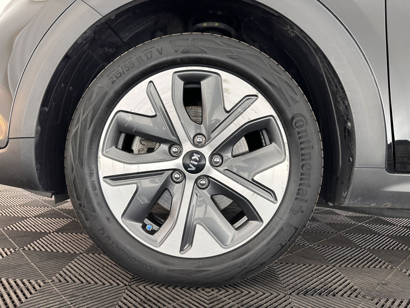 Kia e-Niro DynamicLine 64 kWh [ 3-Fase ] (INCL.BTW)  Aut. *LEATHER-MICROFIBRE | NAVI-FULLMAP | AMBIENT-LIGHT | DAB+ | ADAPTIVE-CRUISE | CAMERA | COMFORT-SEATS | KEYLESS | DIGI-COCKPIT | SHIFT-PADDLES | HEATED-SEATS | CARPLAY | LANE-