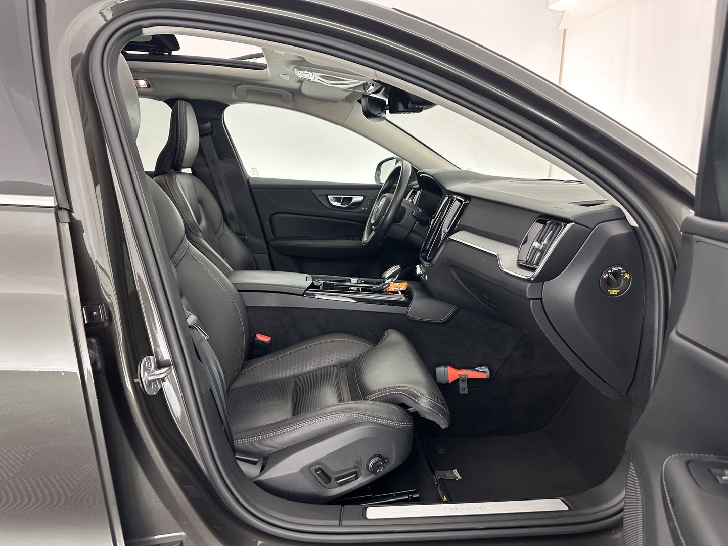 Volvo V60 2.0 T6 Plug-in hybrid AWD Plus Bright (INCL.BTW) *PANO | LUXURY-LEATHER | FULL-LED | DIGI-COCKPIT | NAVI-FULLMAP | HEATED-SPORTSEATS | KEYLESS | ECC | PDC | CRUISE | 18''ALU*