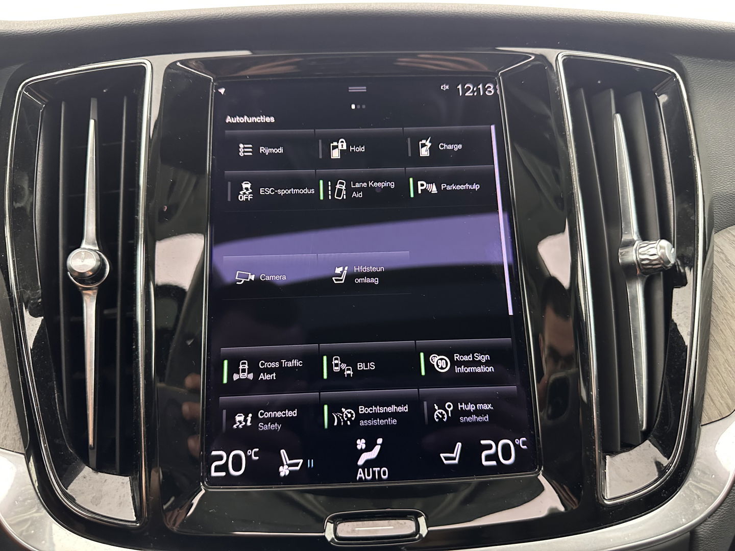 Volvo V60 2.0 T6 Plug-in hybrid AWD Plus Bright (INCL.BTW) *PANO | LUXURY-LEATHER | FULL-LED | DIGI-COCKPIT | NAVI-FULLMAP | HEATED-SPORTSEATS | KEYLESS | ECC | PDC | CRUISE | 18''ALU*