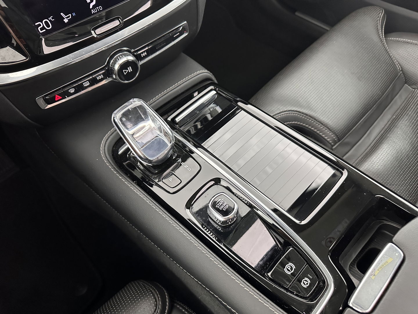 Volvo V60 2.0 T6 Plug-in hybrid AWD Plus Bright (INCL.BTW) *PANO | LUXURY-LEATHER | FULL-LED | DIGI-COCKPIT | NAVI-FULLMAP | HEATED-SPORTSEATS | KEYLESS | ECC | PDC | CRUISE | 18''ALU*