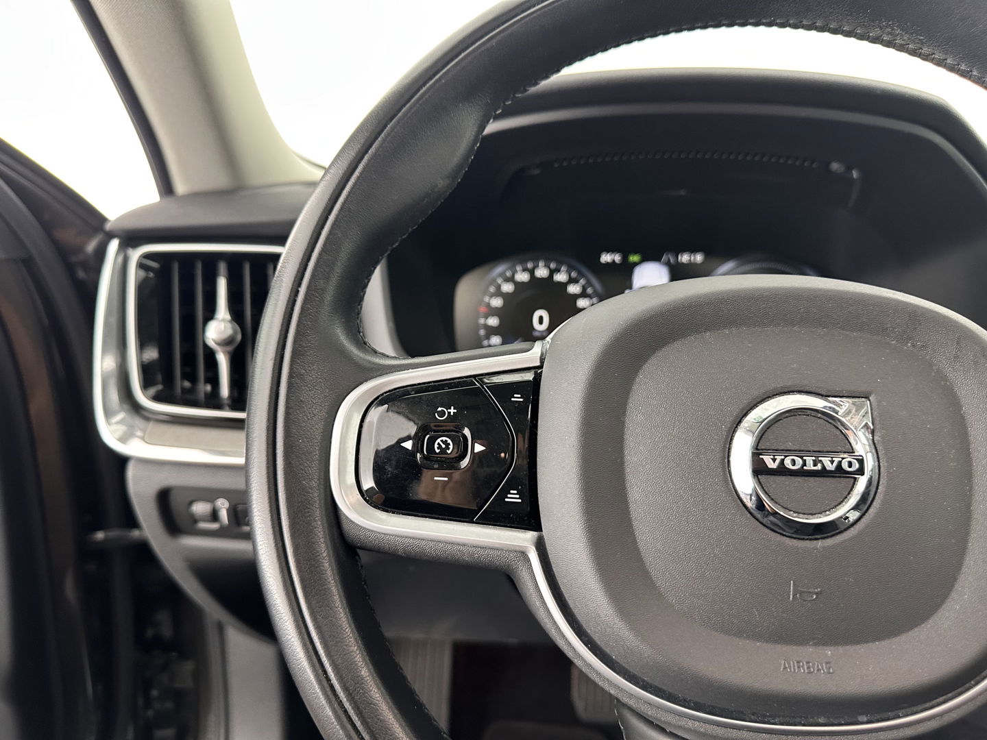 Volvo V60 2.0 T6 Plug-in hybrid AWD Plus Bright (INCL.BTW) *PANO | LUXURY-LEATHER | FULL-LED | DIGI-COCKPIT | NAVI-FULLMAP | HEATED-SPORTSEATS | KEYLESS | ECC | PDC | CRUISE | 18''ALU*
