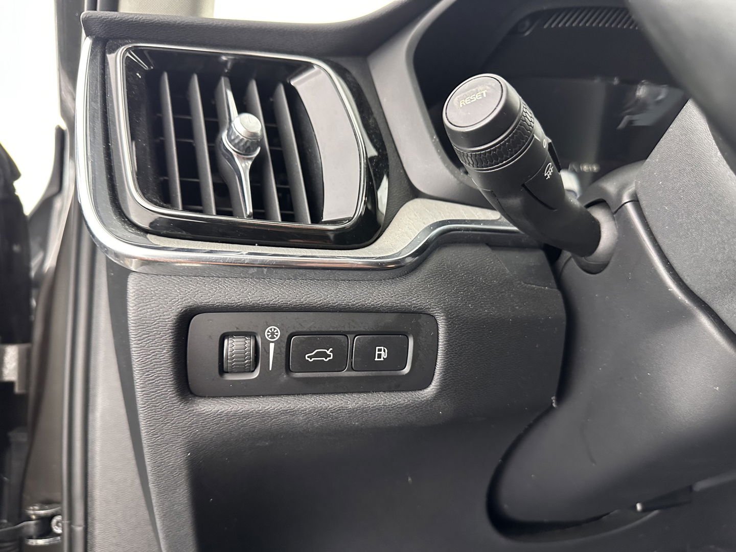 Volvo V60 2.0 T6 Plug-in hybrid AWD Plus Bright (INCL.BTW) *PANO | LUXURY-LEATHER | FULL-LED | DIGI-COCKPIT | NAVI-FULLMAP | HEATED-SPORTSEATS | KEYLESS | ECC | PDC | CRUISE | 18''ALU*