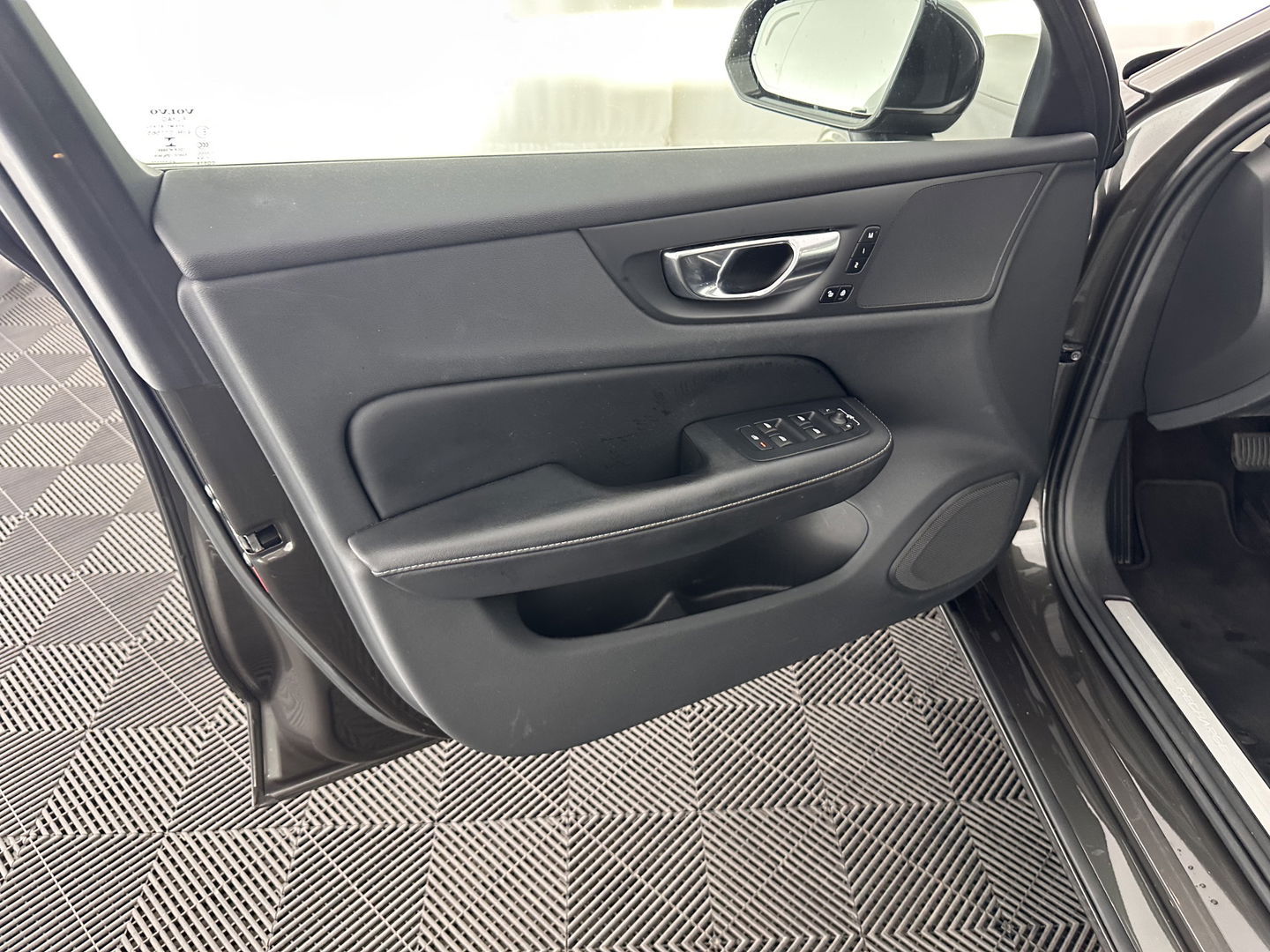 Volvo V60 2.0 T6 Plug-in hybrid AWD Plus Bright (INCL.BTW) *PANO | LUXURY-LEATHER | FULL-LED | DIGI-COCKPIT | NAVI-FULLMAP | HEATED-SPORTSEATS | KEYLESS | ECC | PDC | CRUISE | 18''ALU*