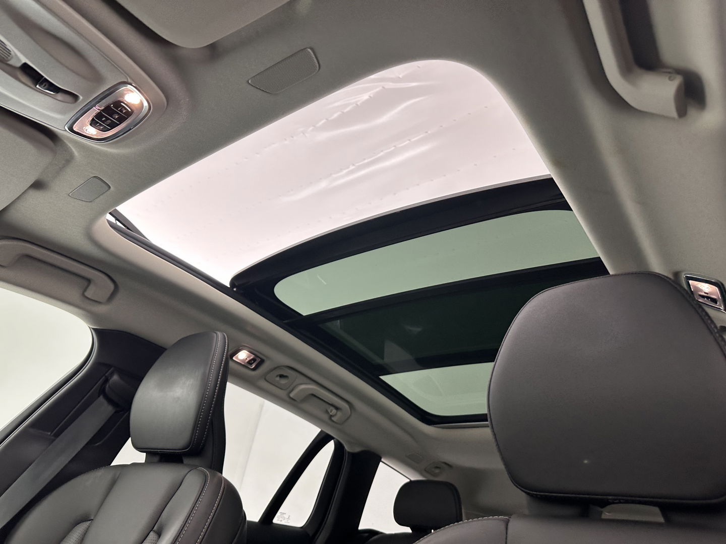 Volvo V60 2.0 T6 Plug-in hybrid AWD Plus Bright (INCL.BTW) *PANO | LUXURY-LEATHER | FULL-LED | DIGI-COCKPIT | NAVI-FULLMAP | HEATED-SPORTSEATS | KEYLESS | ECC | PDC | CRUISE | 18''ALU*