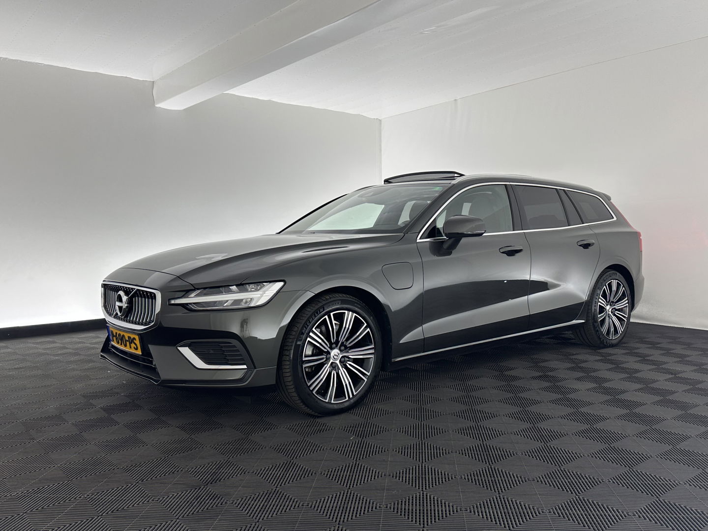 Volvo V60 2.0 T6 Plug-in hybrid AWD Plus Bright (INCL.BTW) *PANO | LUXURY-LEATHER | FULL-LED | DIGI-COCKPIT | NAVI-FULLMAP | HEATED-SPORTSEATS | KEYLESS | ECC | PDC | CRUISE | 18''ALU*