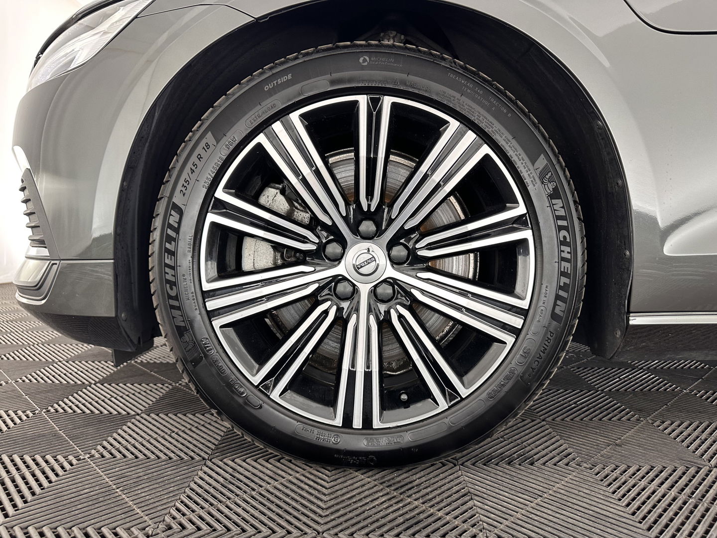 Volvo V60 2.0 T6 Plug-in hybrid AWD Plus Bright (INCL.BTW) *PANO | LUXURY-LEATHER | FULL-LED | DIGI-COCKPIT | NAVI-FULLMAP | HEATED-SPORTSEATS | KEYLESS | ECC | PDC | CRUISE | 18''ALU*