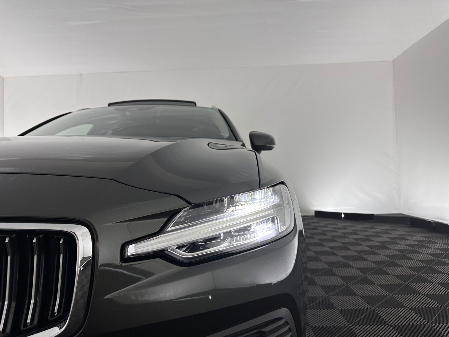 Volvo V60 2.0 T6 Plug-in hybrid AWD Plus Bright (INCL.BTW) *PANO | LUXURY-LEATHER | FULL-LED | DIGI-COCKPIT | NAVI-FULLMAP | HEATED-SPORTSEATS | KEYLESS | ECC | PDC | CRUISE | 18''ALU*