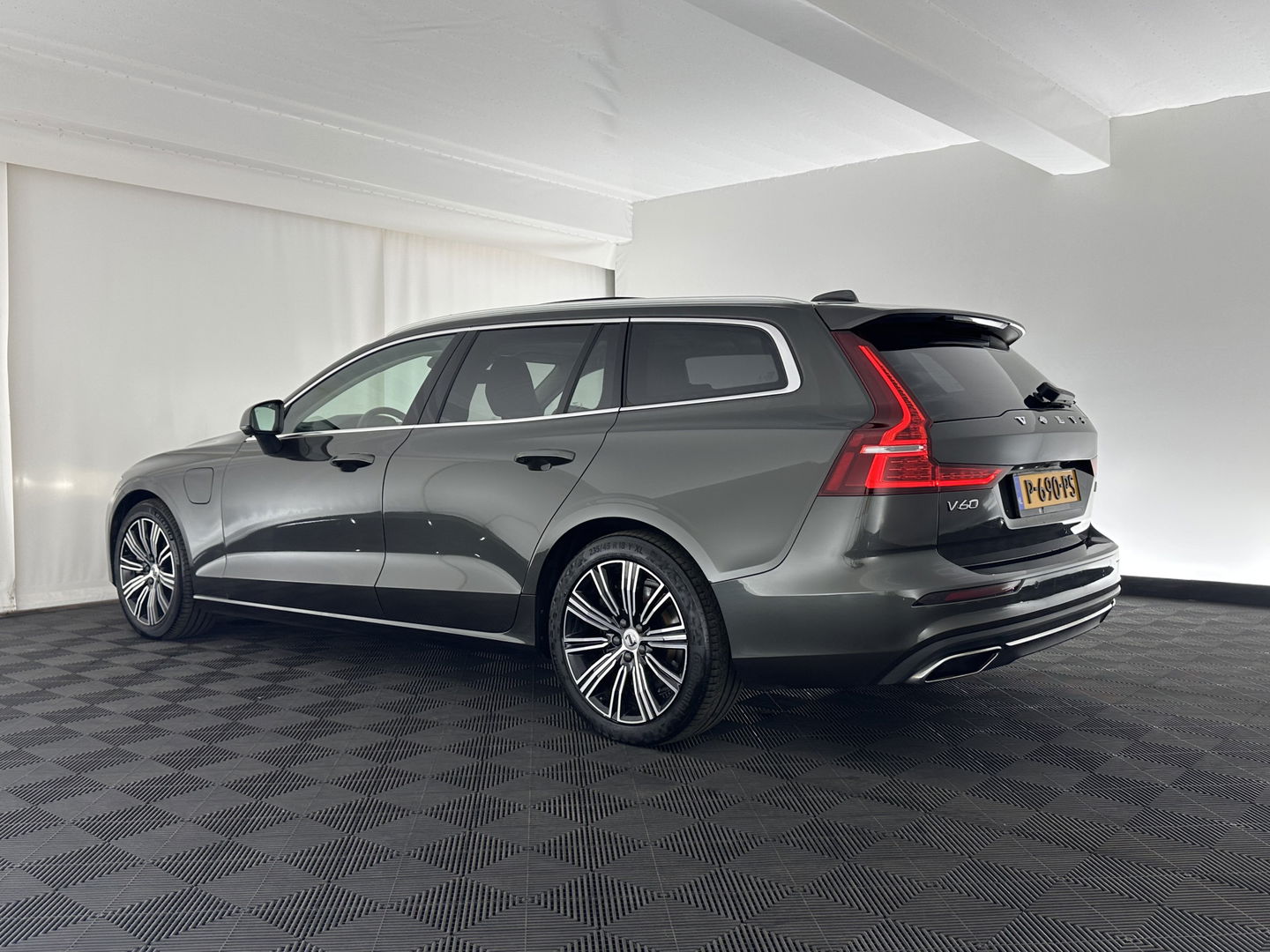 Volvo V60 2.0 T6 Plug-in hybrid AWD Plus Bright (INCL.BTW) *PANO | LUXURY-LEATHER | FULL-LED | DIGI-COCKPIT | NAVI-FULLMAP | HEATED-SPORTSEATS | KEYLESS | ECC | PDC | CRUISE | 18''ALU*