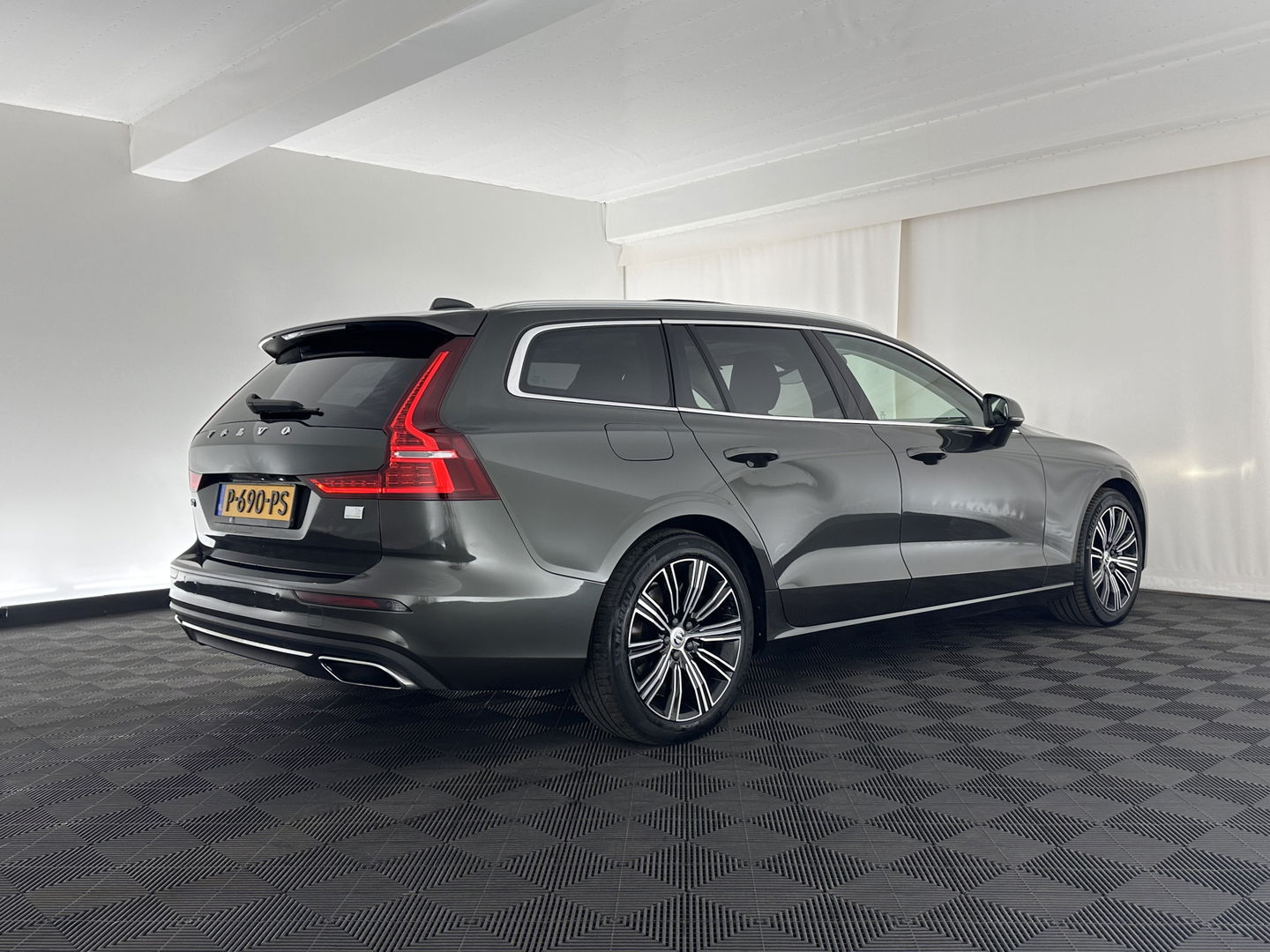 Volvo V60 2.0 T6 Plug-in hybrid AWD Plus Bright (INCL.BTW) *PANO | LUXURY-LEATHER | FULL-LED | DIGI-COCKPIT | NAVI-FULLMAP | HEATED-SPORTSEATS | KEYLESS | ECC | PDC | CRUISE | 18''ALU*