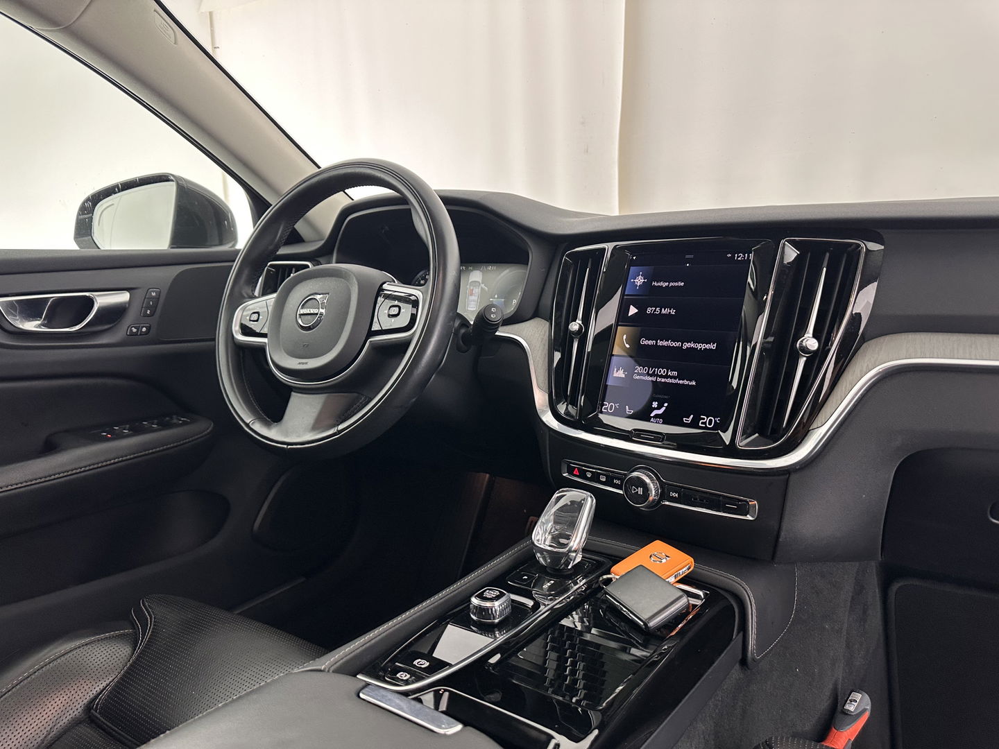 Volvo V60 2.0 T6 Plug-in hybrid AWD Plus Bright (INCL.BTW) *PANO | LUXURY-LEATHER | FULL-LED | DIGI-COCKPIT | NAVI-FULLMAP | HEATED-SPORTSEATS | KEYLESS | ECC | PDC | CRUISE | 18''ALU*