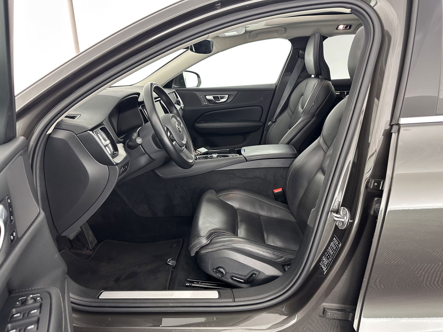 Volvo V60 2.0 T6 Plug-in hybrid AWD Plus Bright (INCL.BTW) *PANO | LUXURY-LEATHER | FULL-LED | DIGI-COCKPIT | NAVI-FULLMAP | HEATED-SPORTSEATS | KEYLESS | ECC | PDC | CRUISE | 18''ALU*