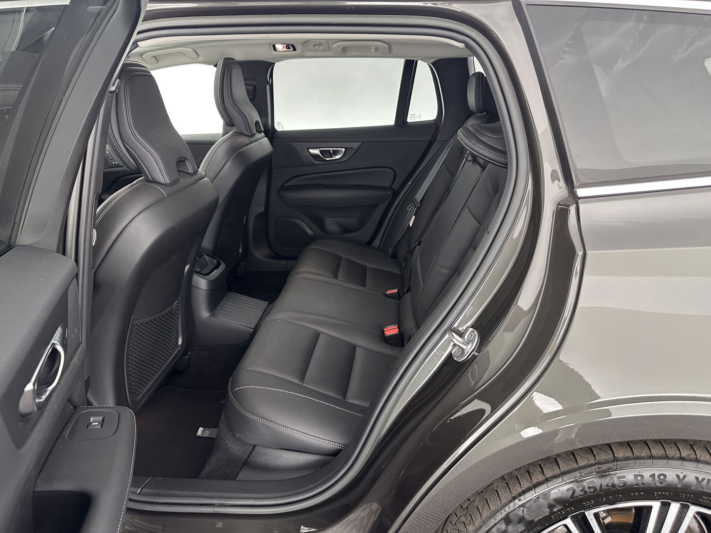 Volvo V60 2.0 T6 Plug-in hybrid AWD Plus Bright (INCL.BTW) *PANO | LUXURY-LEATHER | FULL-LED | DIGI-COCKPIT | NAVI-FULLMAP | HEATED-SPORTSEATS | KEYLESS | ECC | PDC | CRUISE | 18''ALU*