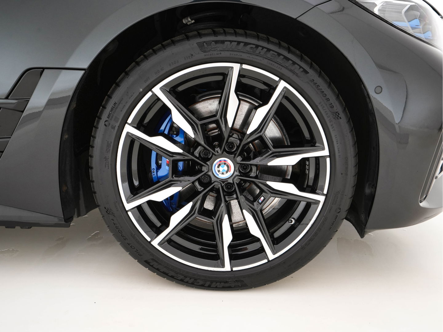 BMW i4 M50 High Executive 84 kWh M-Sportpack [ 3-Fase ] (INCL.BTW) Aut. *HEAD-UP | LUXURY-LEATHER | LASER-LIGHT | ADAPTIVE-CRUISE | HARMAN/KARDON | TOP-VIEW | SPORTSEATS | BLIND-SPOT | WIDE-SCREEN | KEYLESS | DAB+ | NAVI-FULLMAP | 19''ALU | TOWBAR