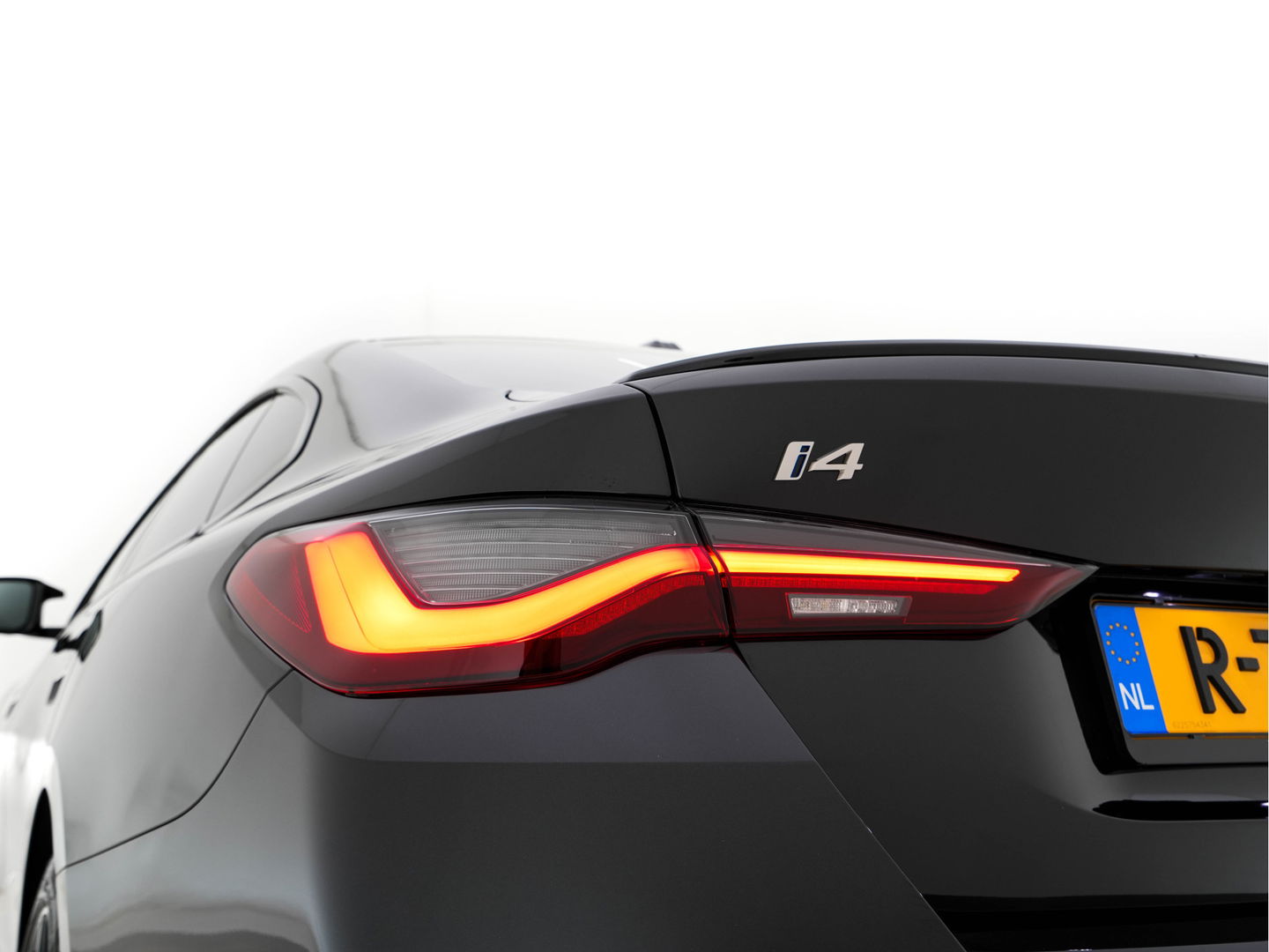 BMW i4 M50 High Executive 84 kWh M-Sportpack [ 3-Fase ] (INCL.BTW) Aut. *HEAD-UP | LUXURY-LEATHER | LASER-LIGHT | ADAPTIVE-CRUISE | HARMAN/KARDON | TOP-VIEW | SPORTSEATS | BLIND-SPOT | WIDE-SCREEN | KEYLESS | DAB+ | NAVI-FULLMAP | 19''ALU | TOWBAR