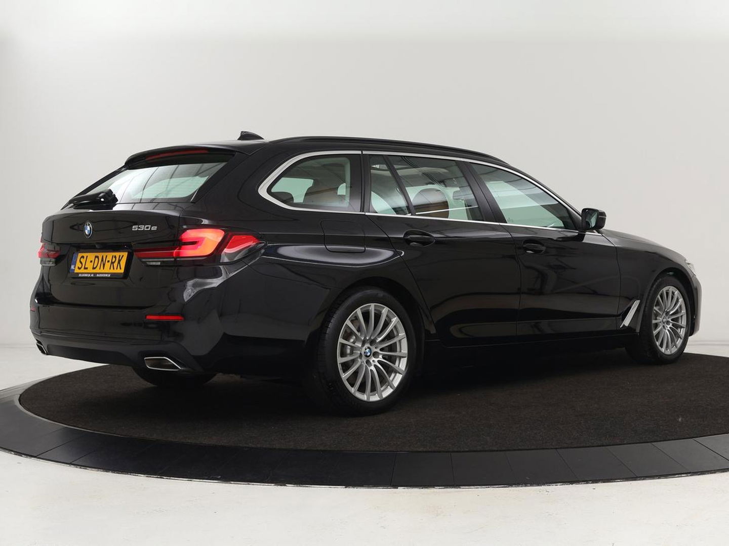 BMW 5 Serie 530e Executive | Panoramadak | Leder | Stoelverwarming | Adaptief LED | Carplay | Sfeerverlichting | Keyless | Camera | Achterbankverwarming | Navigatie