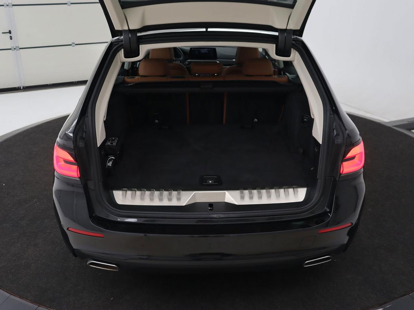 BMW 5 Serie 530e Executive | Panoramadak | Leder | Stoelverwarming | Adaptief LED | Carplay | Sfeerverlichting | Keyless | Camera | Achterbankverwarming | Navigatie