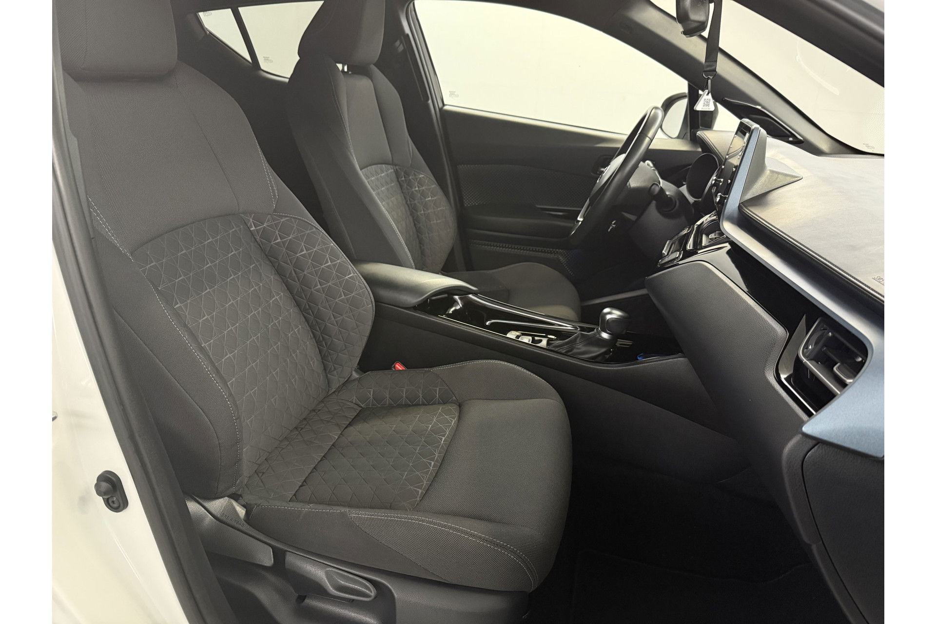 Toyota C-HR 2.0 Hybrid Business Plus | Camera | LED | Trekhaak | JBL Audio | Carplay | Cruisecontrol | Parkeersensoren | 18"LMV
