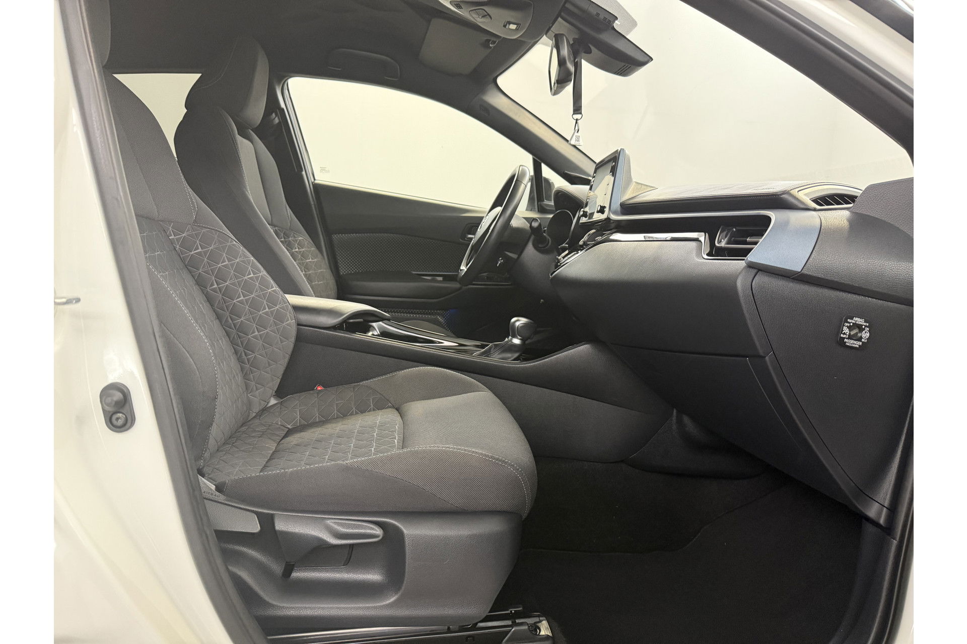 Toyota C-HR 2.0 Hybrid Business Plus | Camera | LED | Trekhaak | JBL Audio | Carplay | Cruisecontrol | Parkeersensoren | 18"LMV