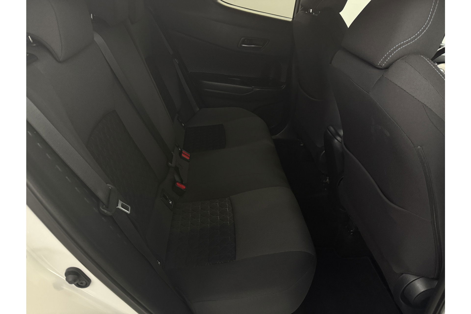 Toyota C-HR 2.0 Hybrid Business Plus | Camera | LED | Trekhaak | JBL Audio | Carplay | Cruisecontrol | Parkeersensoren | 18"LMV