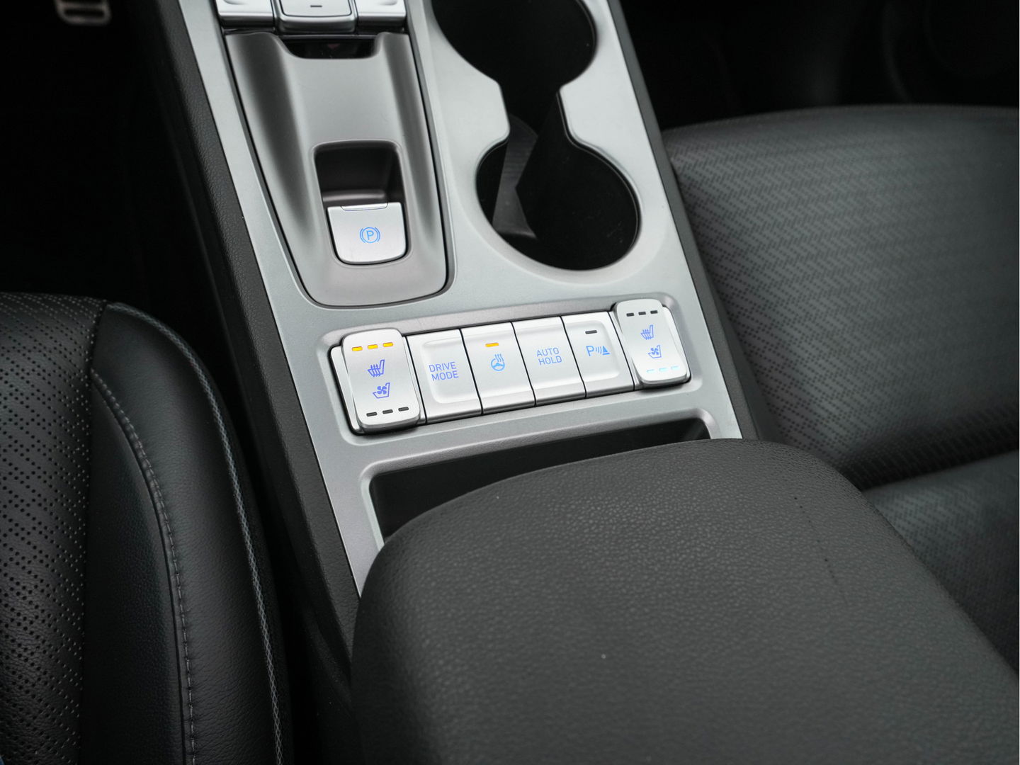 Hyundai KONA EV Premium 64 kWh (INCL-BTW) *PANO | FULL-LEATHER | KRELL-AUDIO | HEAD-UP | FULL-LED | NAVI-FULLMAP | DAB | ADAPT.CRUISE | KEYLESS | CAMERA | BLIND-SPOT | LANE-ASSIST | DIGI-COCKPIT | COMFORT-SEATS | 17''ALU*
