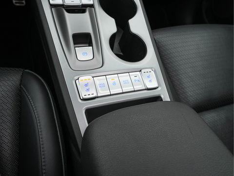 Hyundai KONA EV Premium 64 kWh (INCL-BTW) *PANO | FULL-LEATHER | KRELL-AUDIO | HEAD-UP | FULL-LED | NAVI-FULLMAP | DAB | ADAPT.CRUISE | KEYLESS | CAMERA | BLIND-SPOT | LANE-ASSIST | DIGI-COCKPIT | COMFORT-SEATS | 17''ALU*