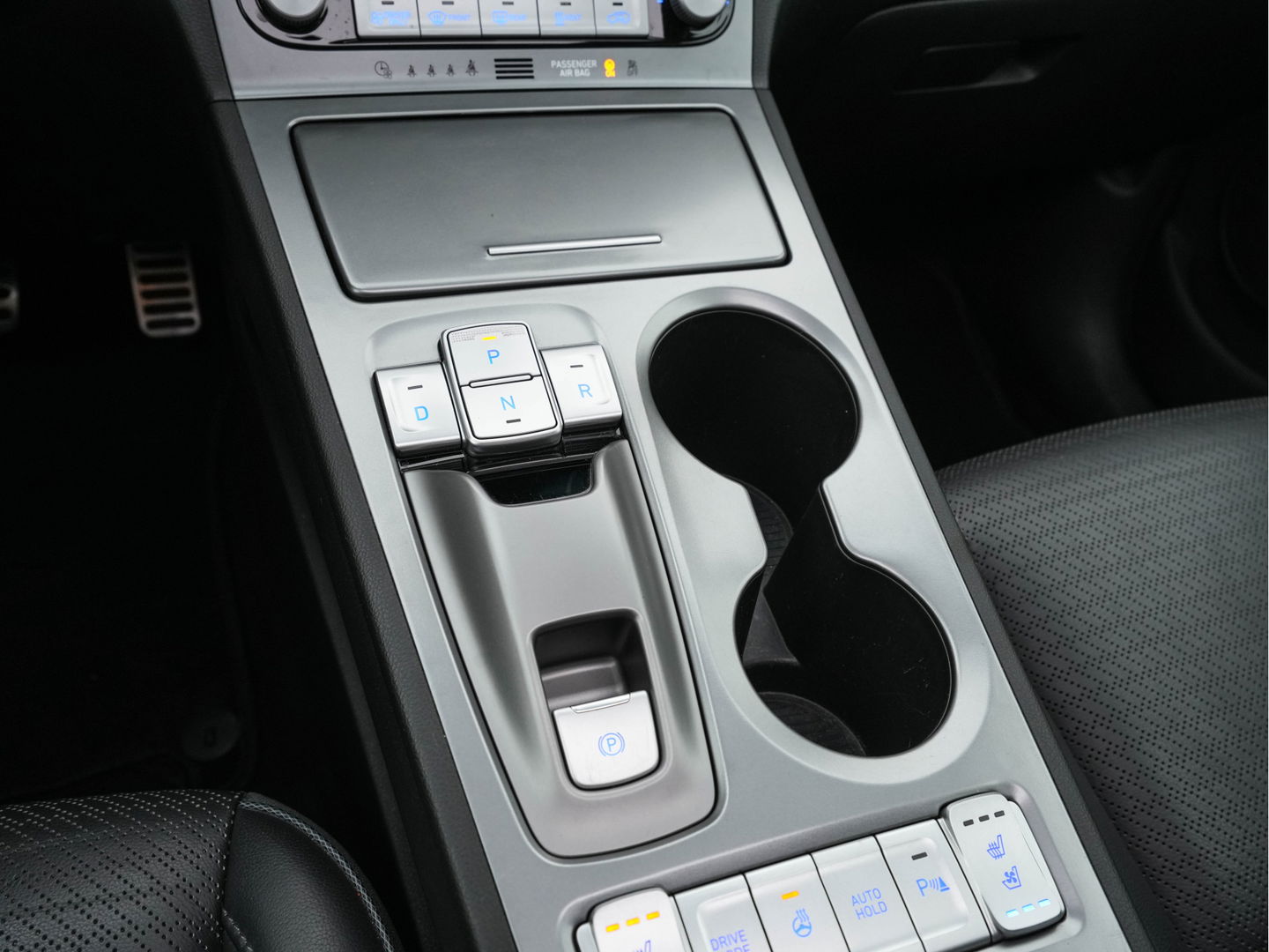 Hyundai KONA EV Premium 64 kWh (INCL-BTW) *PANO | FULL-LEATHER | KRELL-AUDIO | HEAD-UP | FULL-LED | NAVI-FULLMAP | DAB | ADAPT.CRUISE | KEYLESS | CAMERA | BLIND-SPOT | LANE-ASSIST | DIGI-COCKPIT | COMFORT-SEATS | 17''ALU*