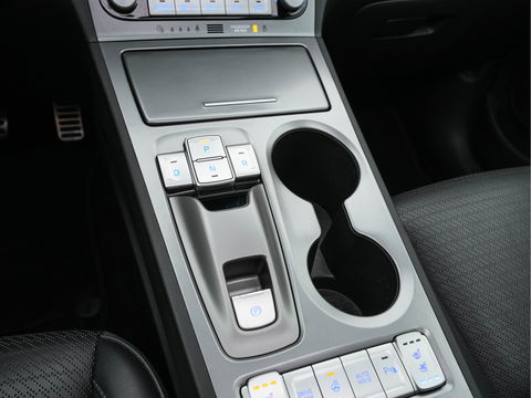 Hyundai KONA EV Premium 64 kWh (INCL-BTW) *PANO | FULL-LEATHER | KRELL-AUDIO | HEAD-UP | FULL-LED | NAVI-FULLMAP | DAB | ADAPT.CRUISE | KEYLESS | CAMERA | BLIND-SPOT | LANE-ASSIST | DIGI-COCKPIT | COMFORT-SEATS | 17''ALU*