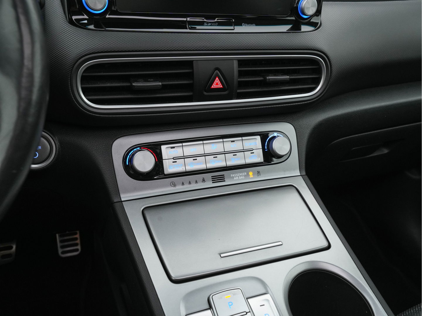 Hyundai KONA EV Premium 64 kWh (INCL-BTW) *PANO | FULL-LEATHER | KRELL-AUDIO | HEAD-UP | FULL-LED | NAVI-FULLMAP | DAB | ADAPT.CRUISE | KEYLESS | CAMERA | BLIND-SPOT | LANE-ASSIST | DIGI-COCKPIT | COMFORT-SEATS | 17''ALU*