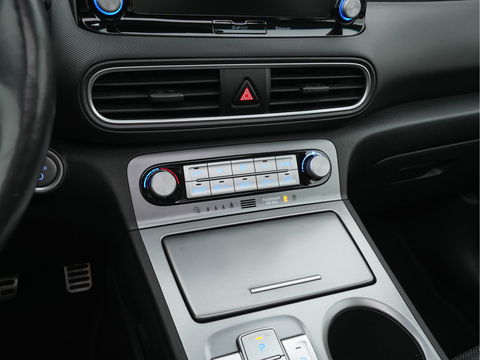 Hyundai KONA EV Premium 64 kWh (INCL-BTW) *PANO | FULL-LEATHER | KRELL-AUDIO | HEAD-UP | FULL-LED | NAVI-FULLMAP | DAB | ADAPT.CRUISE | KEYLESS | CAMERA | BLIND-SPOT | LANE-ASSIST | DIGI-COCKPIT | COMFORT-SEATS | 17''ALU*