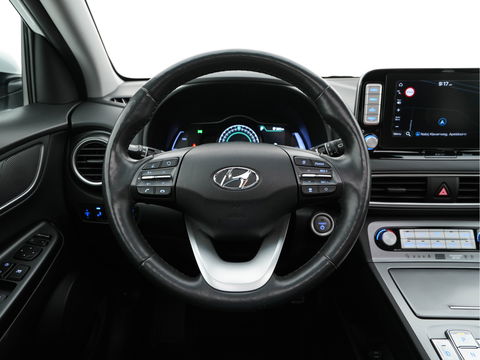 Hyundai KONA EV Premium 64 kWh (INCL-BTW) *PANO | FULL-LEATHER | KRELL-AUDIO | HEAD-UP | FULL-LED | NAVI-FULLMAP | DAB | ADAPT.CRUISE | KEYLESS | CAMERA | BLIND-SPOT | LANE-ASSIST | DIGI-COCKPIT | COMFORT-SEATS | 17''ALU*