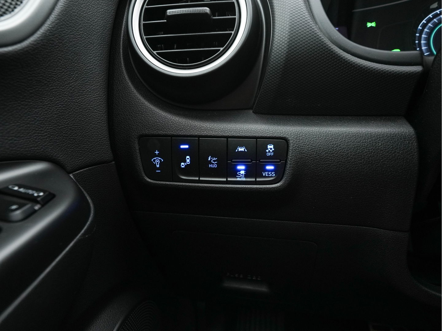 Hyundai KONA EV Premium 64 kWh (INCL-BTW) *PANO | FULL-LEATHER | KRELL-AUDIO | HEAD-UP | FULL-LED | NAVI-FULLMAP | DAB | ADAPT.CRUISE | KEYLESS | CAMERA | BLIND-SPOT | LANE-ASSIST | DIGI-COCKPIT | COMFORT-SEATS | 17''ALU*
