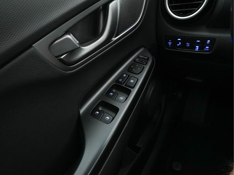 Hyundai KONA EV Premium 64 kWh (INCL-BTW) *PANO | FULL-LEATHER | KRELL-AUDIO | HEAD-UP | FULL-LED | NAVI-FULLMAP | DAB | ADAPT.CRUISE | KEYLESS | CAMERA | BLIND-SPOT | LANE-ASSIST | DIGI-COCKPIT | COMFORT-SEATS | 17''ALU*