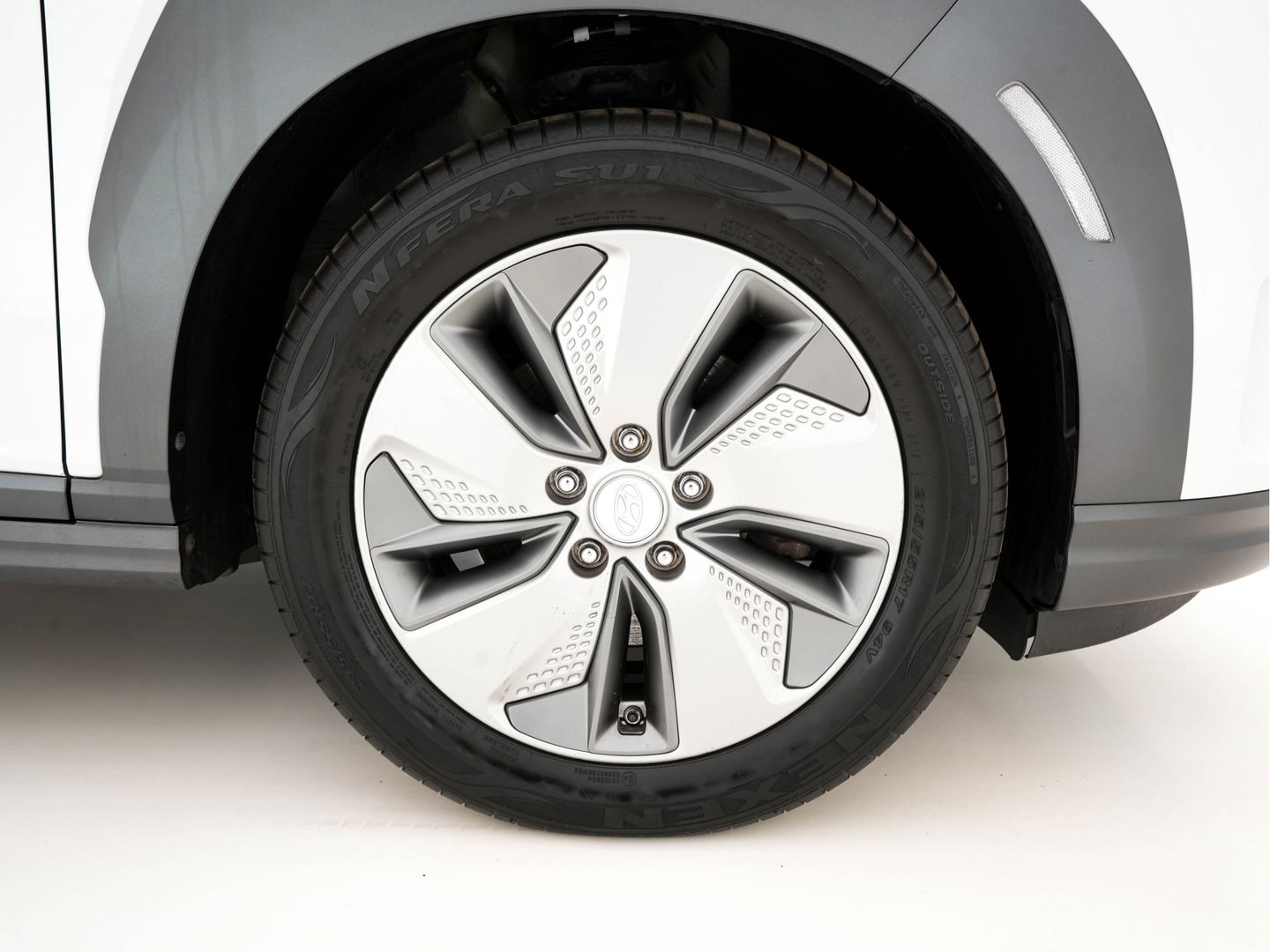 Hyundai KONA EV Premium 64 kWh (INCL-BTW) *PANO | FULL-LEATHER | KRELL-AUDIO | HEAD-UP | FULL-LED | NAVI-FULLMAP | DAB | ADAPT.CRUISE | KEYLESS | CAMERA | BLIND-SPOT | LANE-ASSIST | DIGI-COCKPIT | COMFORT-SEATS | 17''ALU*
