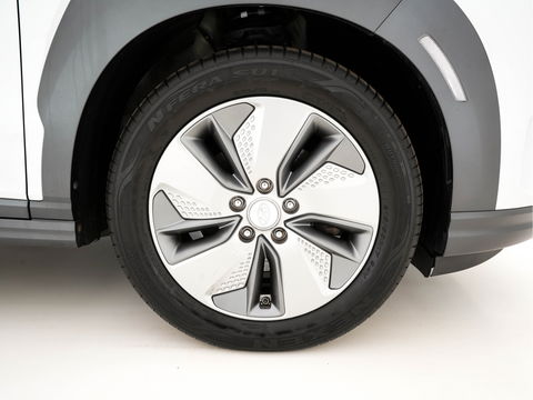 Hyundai KONA EV Premium 64 kWh (INCL-BTW) *PANO | FULL-LEATHER | KRELL-AUDIO | HEAD-UP | FULL-LED | NAVI-FULLMAP | DAB | ADAPT.CRUISE | KEYLESS | CAMERA | BLIND-SPOT | LANE-ASSIST | DIGI-COCKPIT | COMFORT-SEATS | 17''ALU*