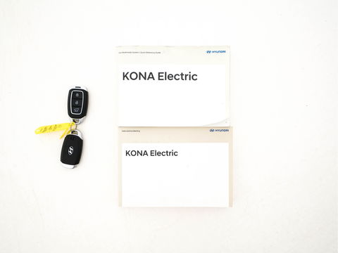 Hyundai KONA EV Premium 64 kWh (INCL-BTW) *PANO | FULL-LEATHER | KRELL-AUDIO | HEAD-UP | FULL-LED | NAVI-FULLMAP | DAB | ADAPT.CRUISE | KEYLESS | CAMERA | BLIND-SPOT | LANE-ASSIST | DIGI-COCKPIT | COMFORT-SEATS | 17''ALU*