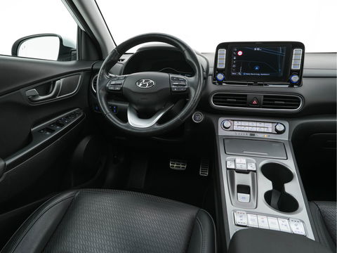 Hyundai KONA EV Premium 64 kWh (INCL-BTW) *PANO | FULL-LEATHER | KRELL-AUDIO | HEAD-UP | FULL-LED | NAVI-FULLMAP | DAB | ADAPT.CRUISE | KEYLESS | CAMERA | BLIND-SPOT | LANE-ASSIST | DIGI-COCKPIT | COMFORT-SEATS | 17''ALU*