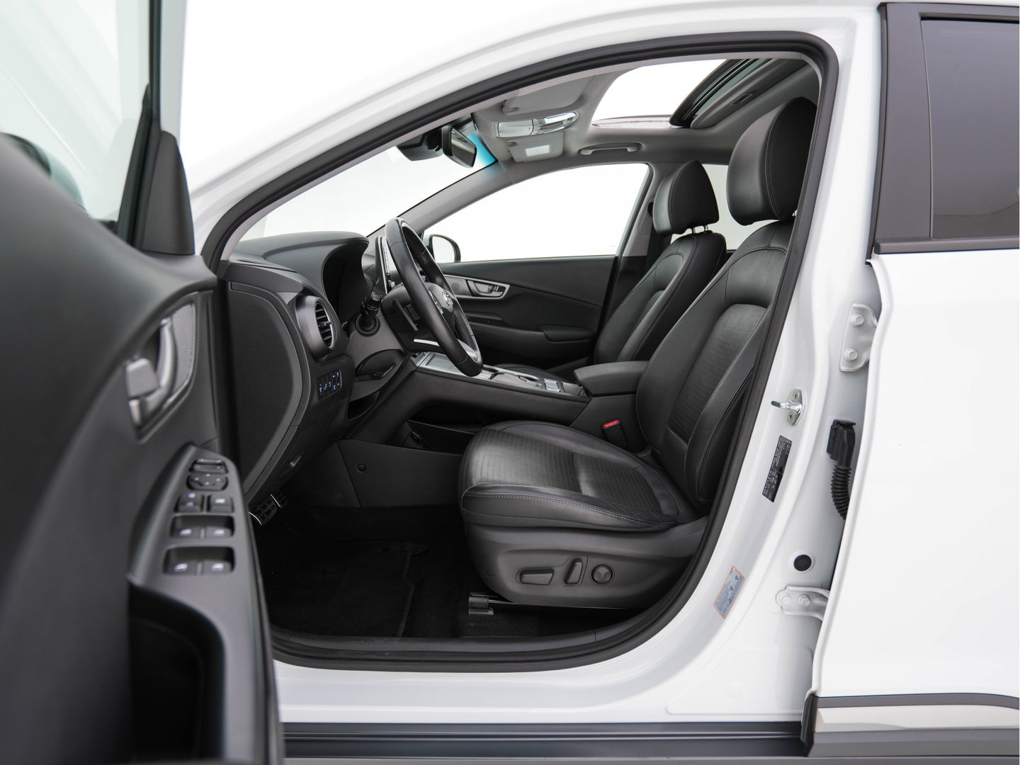 Hyundai KONA EV Premium 64 kWh (INCL-BTW) *PANO | FULL-LEATHER | KRELL-AUDIO | HEAD-UP | FULL-LED | NAVI-FULLMAP | DAB | ADAPT.CRUISE | KEYLESS | CAMERA | BLIND-SPOT | LANE-ASSIST | DIGI-COCKPIT | COMFORT-SEATS | 17''ALU*