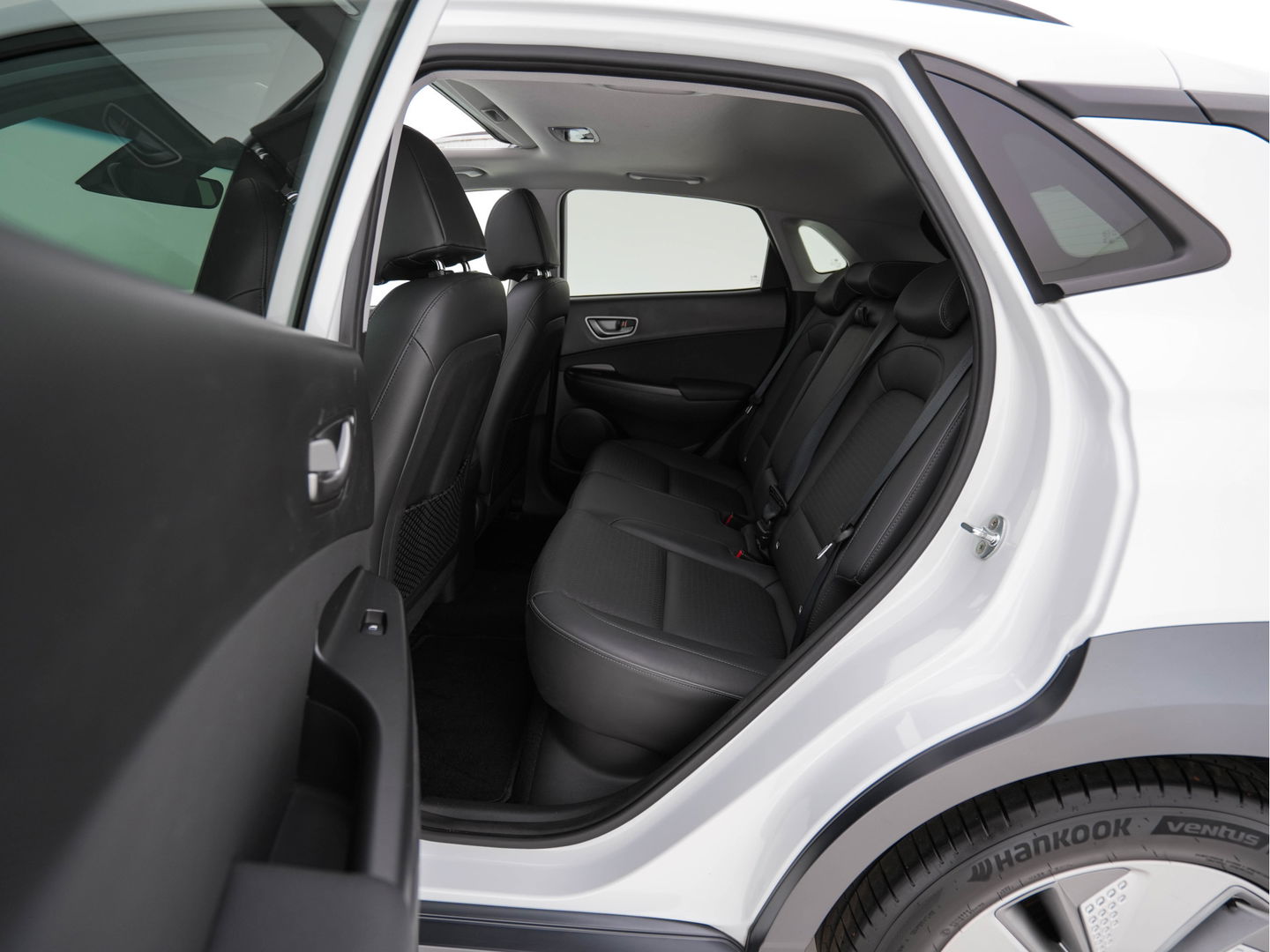 Hyundai KONA EV Premium 64 kWh (INCL-BTW) *PANO | FULL-LEATHER | KRELL-AUDIO | HEAD-UP | FULL-LED | NAVI-FULLMAP | DAB | ADAPT.CRUISE | KEYLESS | CAMERA | BLIND-SPOT | LANE-ASSIST | DIGI-COCKPIT | COMFORT-SEATS | 17''ALU*
