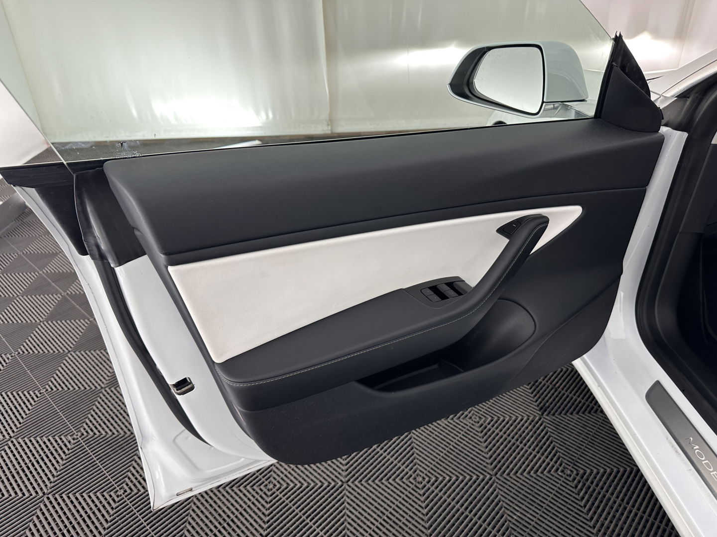 Tesla Model 3 Long Range AWD 75 kWh [ 3-Fase ] (INCL-BTW) Aut. *PANO | AUTO-PILOT | LUXURY-LEATHER | TOWBAR | KEYLESS | FULL-LED | MEMORY-PACK | SURROUND-VIEW | DAB | CARPLAY | DIGI-COCKPIT | LANE-ASSIST | COMFORT-SEATS | 18"ALU*