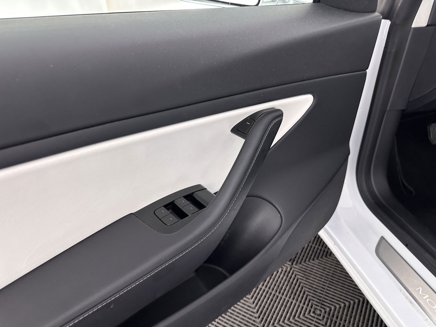 Tesla Model 3 Long Range AWD 75 kWh [ 3-Fase ] (INCL-BTW) Aut. *PANO | AUTO-PILOT | LUXURY-LEATHER | TOWBAR | KEYLESS | FULL-LED | MEMORY-PACK | SURROUND-VIEW | DAB | CARPLAY | DIGI-COCKPIT | LANE-ASSIST | COMFORT-SEATS | 18"ALU*